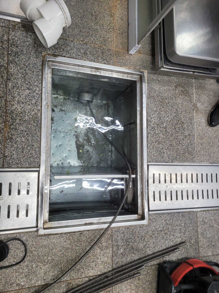  식당 집수정에서 내려가는 하수구 기름으로 막힘 내시경 뚫기 서울 인천