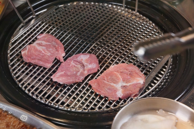  신사동뽈살에서 포삼겹을 즐기는 가족 외식