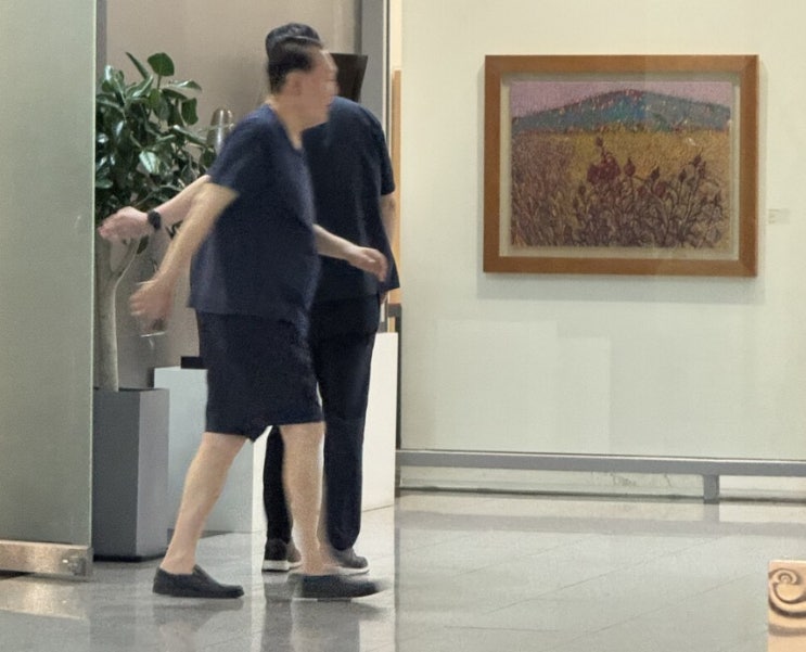 <b>윤석열</b> '반바지 산책' 논란… 경찰 <b>소환 불응</b>하고 아크로비스타... 