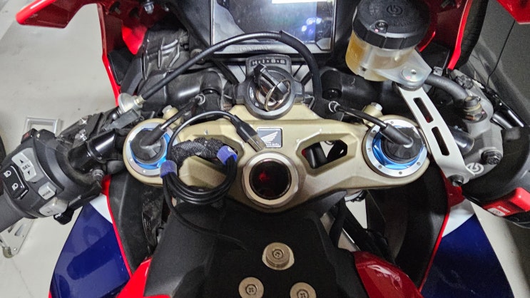  CBR1000RR SP 2017 - USB 충전구 제거