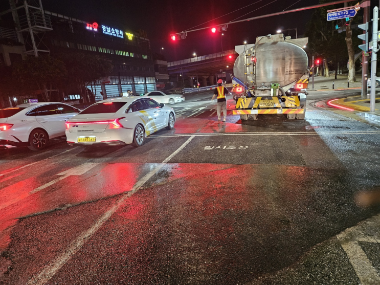  강남 경찰서 사거리 도로 붕괴, 서울시 밤샘 복구 작업 완료 [한국철도일보]