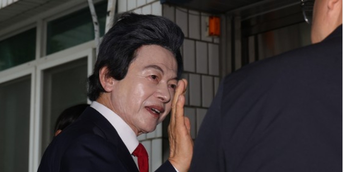  "나는 신" 하늘궁 허경영, 사기·신도 성추행 혐의 구속 기소