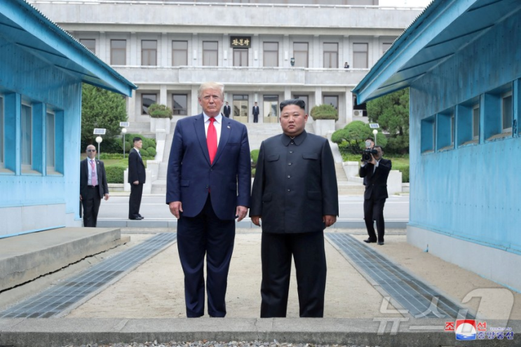 [속보] 트럼프, 김정은에게 친서…<b>북미 대화 재개</b> 시동…하지만... 