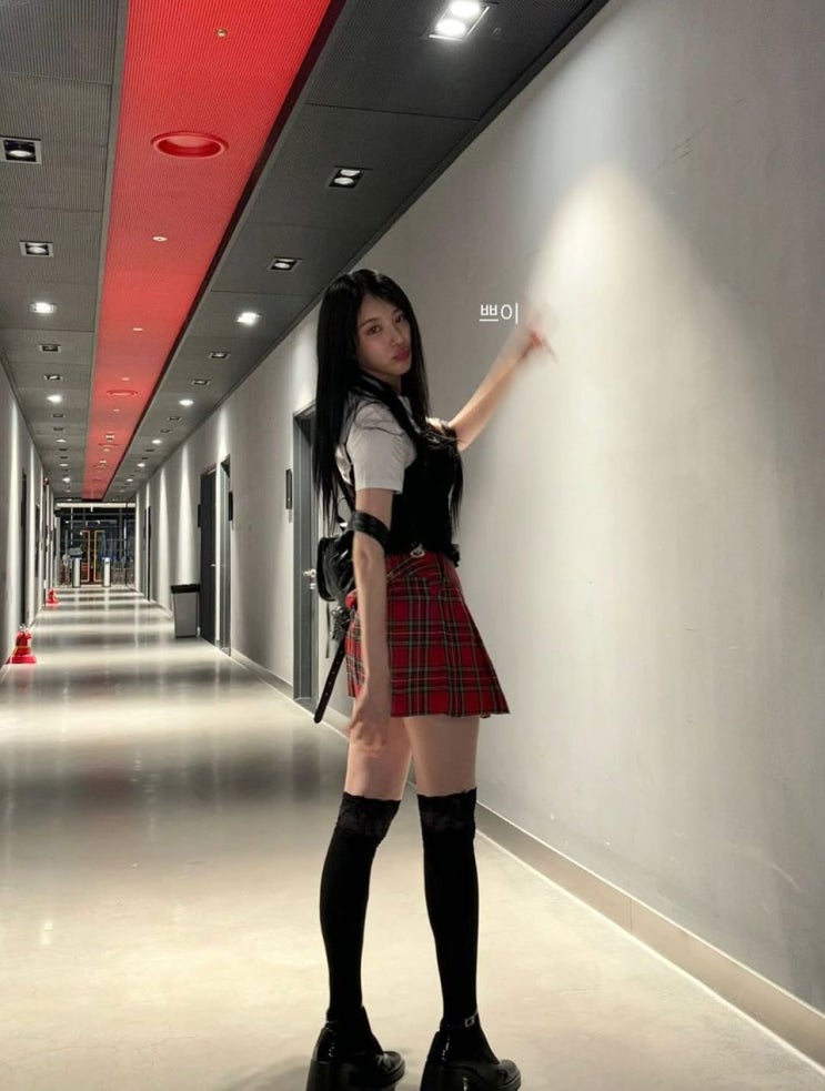 하이틴 무드 폭발…<b>이채연</b>, 복도 위 런웨이 연출한 체크 스커트룩