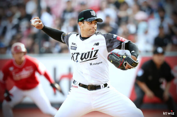 “12<b>홈런</b> <b>안현민</b> vs 완봉승 후라도… KT-삼성, 운명의 6월... 