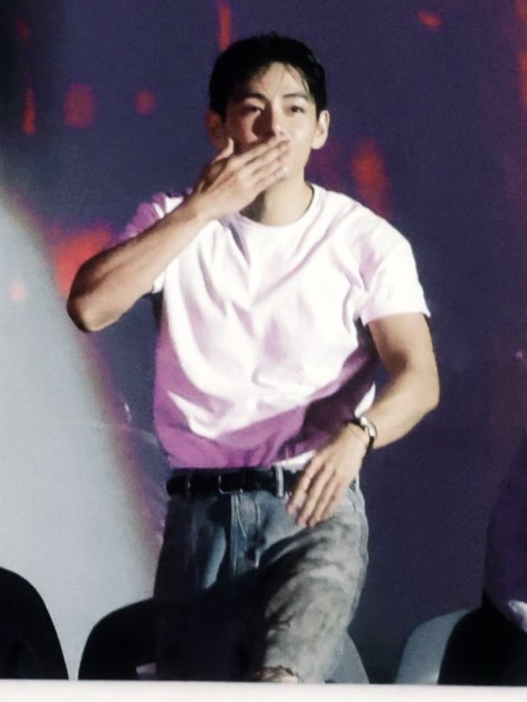 방탄소년단 뷔, <b>제이홉 앙코르 콘서트</b>에서 매력 폭발 팬들과... 