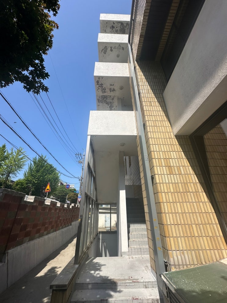  수성페인트 외부계단백색및퍼티 페인트  시공(경기도부천콘텍츠센터페인트 도장)