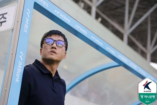 광주FC 재정건전화 위반 징계 확정. 선수 영입 금지 및 제재금 천만 원 1년 집행 유예 3년, 승점 삭감은 피했다 광주FC 재정건전화 위반 징계 확정. 선수 영입 금지 및 제재금 천만 원 1년 집행 유예 3년, 승점 삭감은 피했다