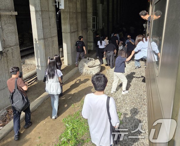 출근길 대혼란! <b>경의중앙선</b> 멈춘 이유는 ‘<b>사다리차</b>’?