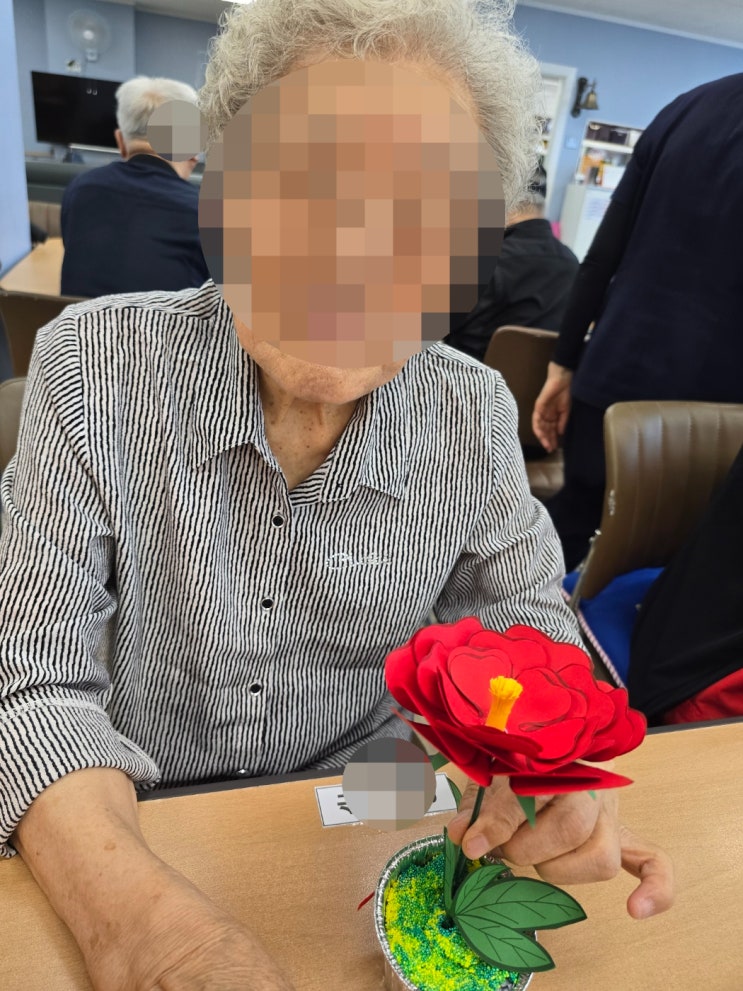  대곡역 재활 주간보호센터 삼성튼튼 어르신들의 예쁜 꽃 만들기
