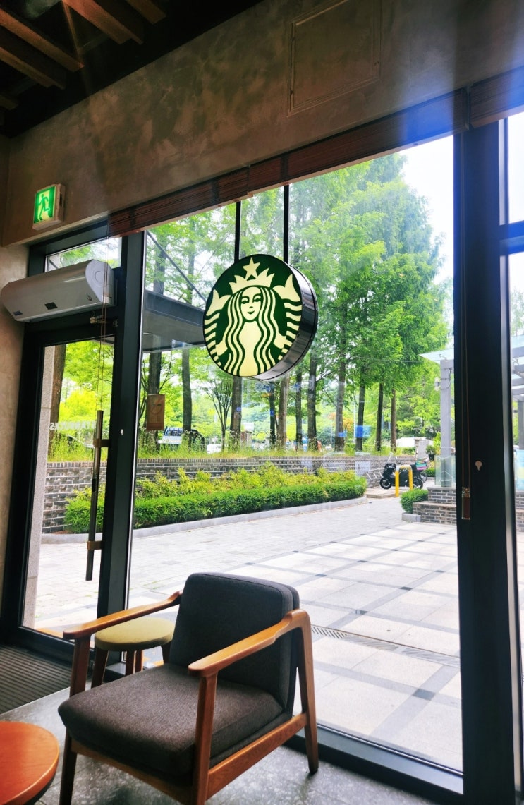  스타벅스에서 잠시 휴식! 스타벅스 레이니 데이 우산 행사 중!