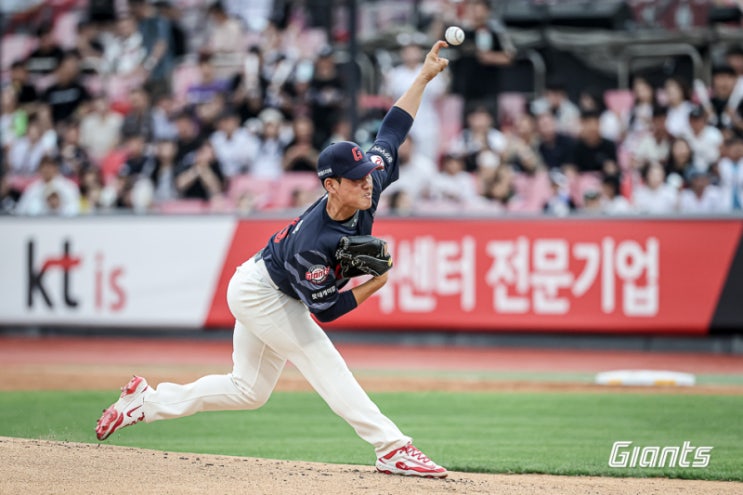 참혹하게 무너진 롯데 자이언츠 좌완 투수 김진욱, 계속 선발로 뛰기는 어려워