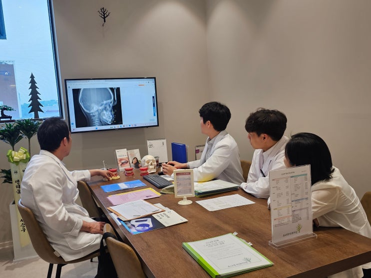  고촌치과 소나무치과 )고촌 임플란트 고촌 교정 협진포럼실에서 대표원장님, 교정원장님 협진하여 교정진단중.