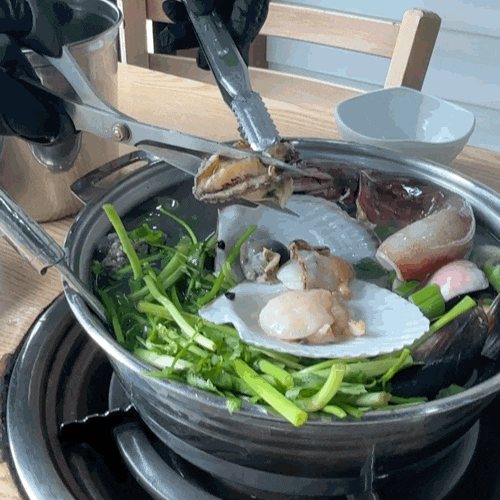  방이동 맛집 / 통오징어와 전복이 통째로 들어있는 해물칼국수 [ 문어세상해천탕 ]