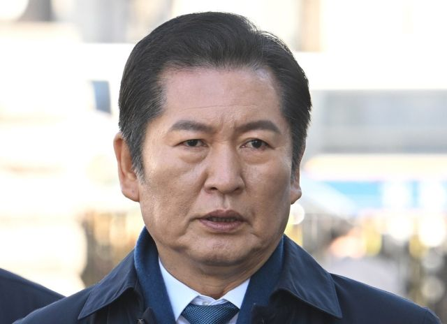  정청래, 법사위원장직 사퇴…박찬대와 당대표 경쟁 예고