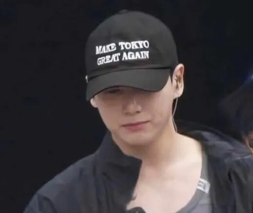  “정국이 왜 저런 모자를 썼을까?” 전 세계 팬들을 놀라게 한 그 문구의 의미는?