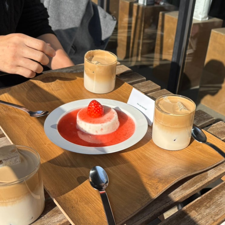  울산 카페 러프로스터스 커피 맛이 좋기로 유명한 곳 (기네스크림라떼, 딸기판나코타)