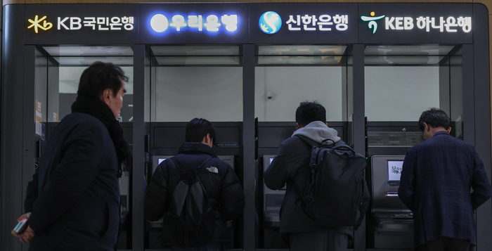 “요즘 시대 연 5%는 감지덕지”...달러보험에 올해만 5천억 뭉칫돈 “요즘 시대 연 5%는 감지덕지”...달러보험에 올해만 5천억 뭉칫돈