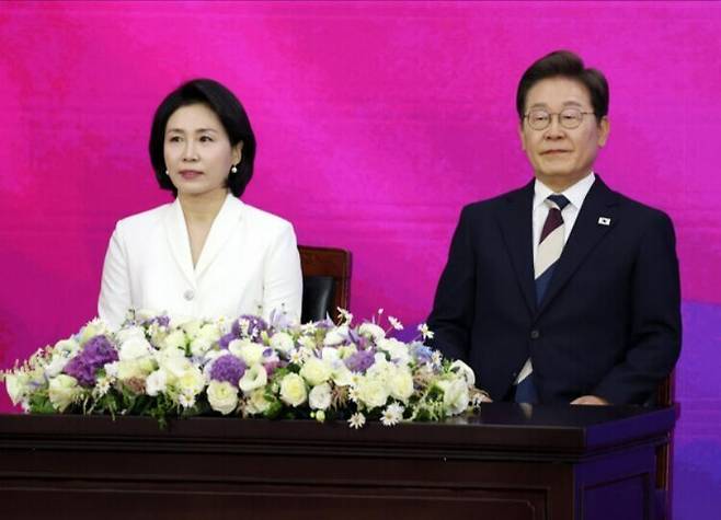 250615 <b>대통령</b> ‘<b>장남</b>’ 비공개 <b>결혼식</b>… 가족·친지... 
