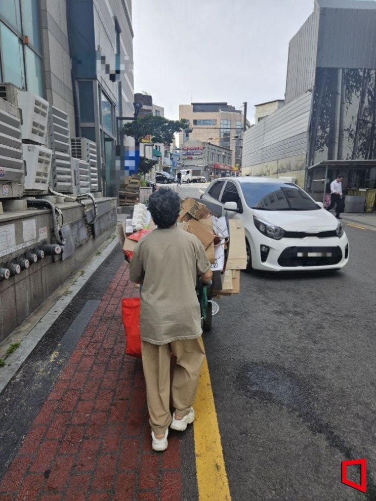 밤새 16시간 걸어 2만원 벌었다…폐지 줍는 노인의 하루 밤새 16시간 걸어 2만원 벌었다…폐지 줍는 노인의 하루