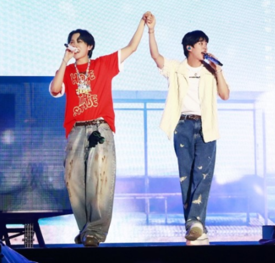 방탄소년단 정국.진, <b>제이홉 앙코르 콘서트</b> 깜짝 등장...완전체... 