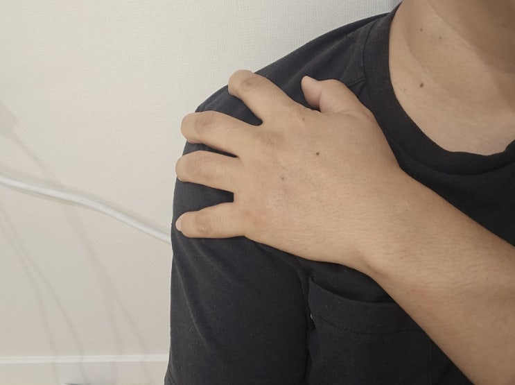  오른쪽 어깨 통증 원인 혹시 오십견 ? 30대도 고생한다는 어깨 염증 증상 치료