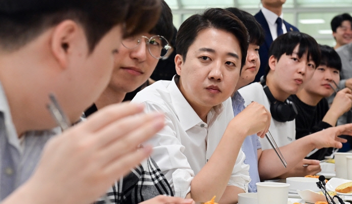  이준석·개혁신당 펨코 포인트 지급 논란, 결국 기사화…공직선거법 또 위반?