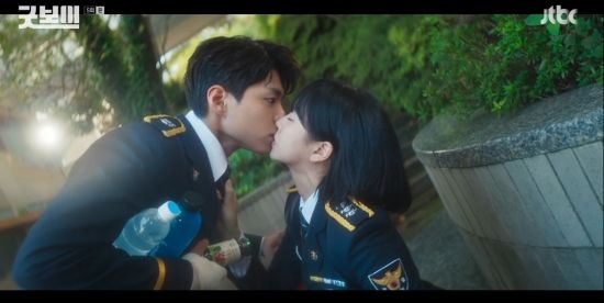 [드라마] ‘<b>굿보이</b>’ 박보검 <b>김소현 키스신</b> 공개…충격 엔딩 왜... 