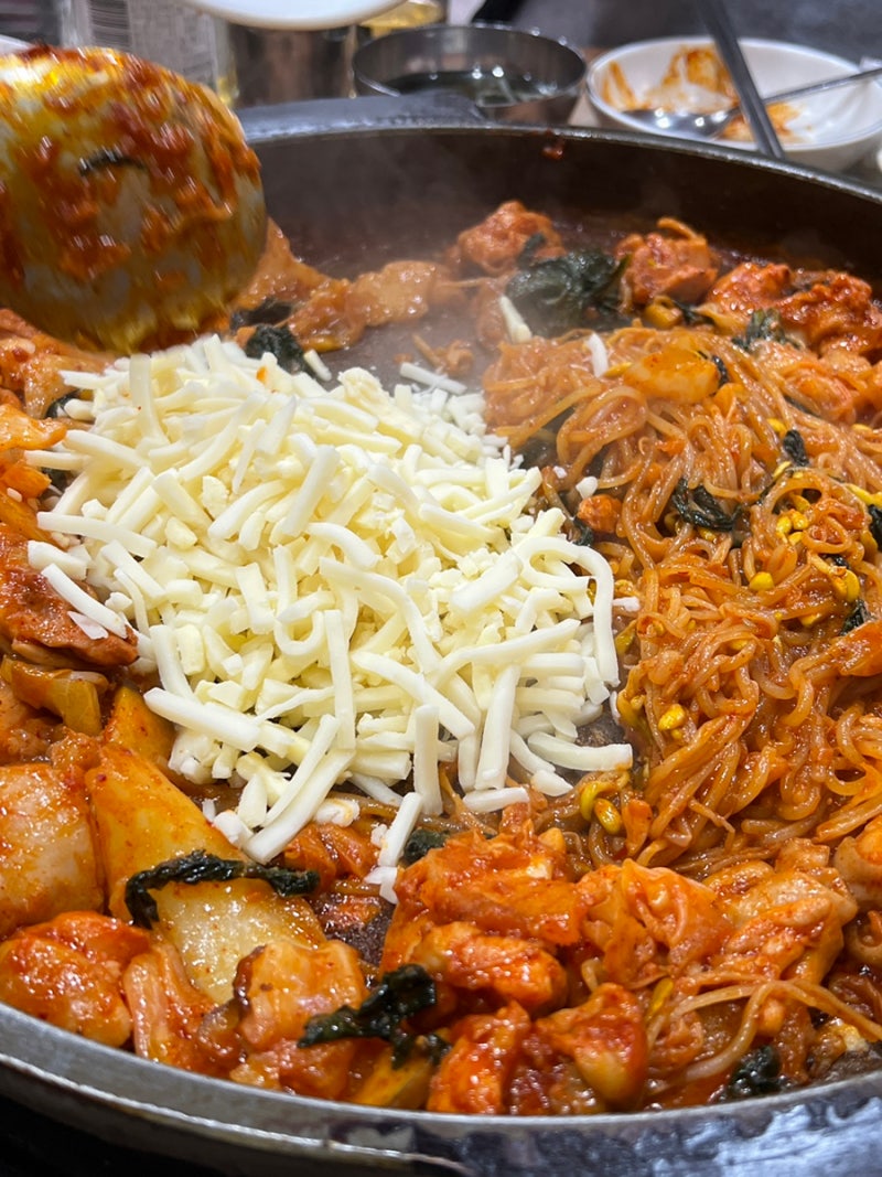 [신촌역 춘천집 닭갈비막국수] 중독성 끝판왕 닭갈비에 사리 오만 개 추가해먹기 / 유트루 픽....