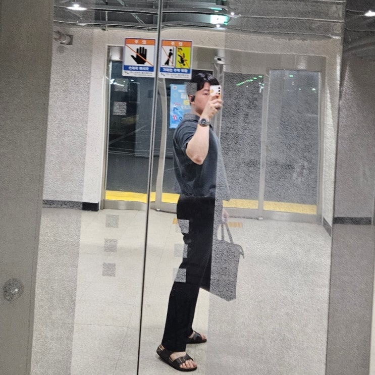 브라운 스트랩 샌들 카키색 카라티 검은색 슬랙스 코디 브라운 스트랩 샌들 카키색 카라티 검은색 슬랙스 코디