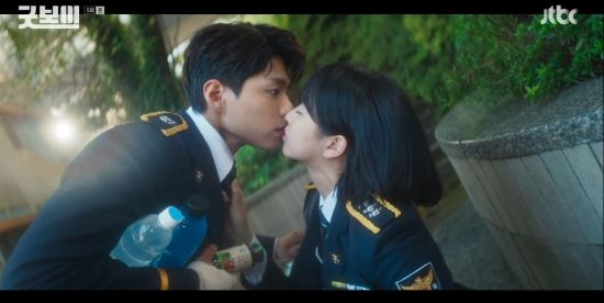 '<b>굿보이</b>' 김소현, <b>박보검</b>에 키스…<b>파킨슨병</b> 언급하며 쓰러져... 