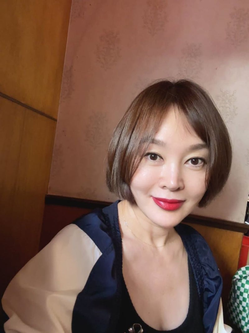 이승연, 매끈한 단발컷에 선명한 레드립... 90년대 무드 재현