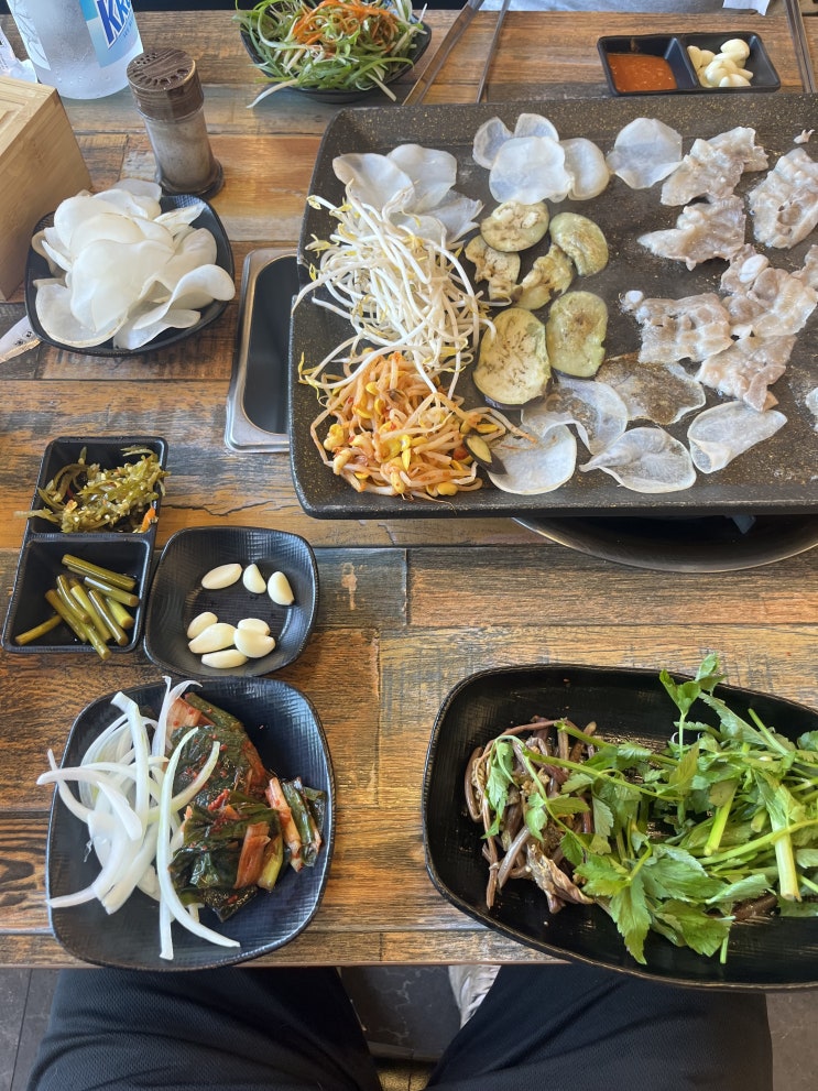  [1일1식 7일차] 대패삼겹살 + 냉면(비록 다른 가게지만 점심 한 끼로 먹음) / 지나가다가 애기 고양이 봄.
