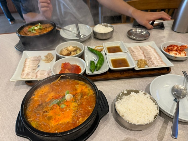  인천 부평시장맛집 뼈해장국에 소곱창이 듬뿍 들어있는 뼈반집 부평본점