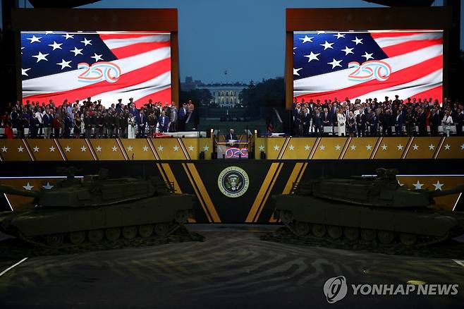 '최대 <b>열병식</b> vs 최대 <b>시위</b>'…<b>트럼프</b> 79번째 생일날 갈라진 미국