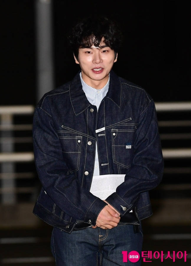 <b>이이경</b>, '어글리 <b>면치기</b>' <b>논란</b> 직격탄!  '놀면 뭐하니?' <b>유재석</b>의... 