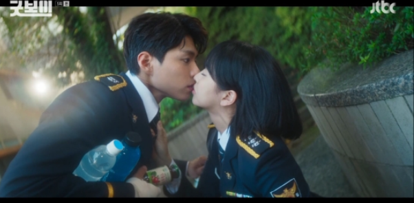 <b>굿보이</b> 김소현, 박보검 키스... 토일드라마 <b>최고시청률</b> 경신