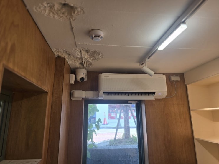  성수동 카페 벽걸이 에어컨 설치 외부 배관 커버 + 실외기 받침 개조 시공