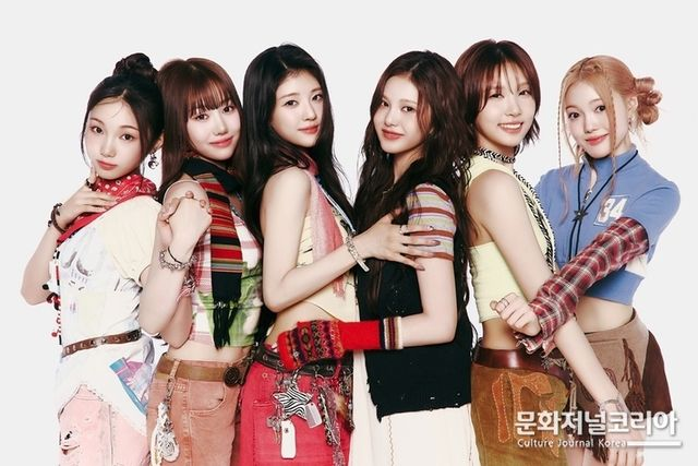 KIIRAS (키라스), 전원 핸드마이크 라이브 극찬+아이튠츠 최상위권 진입…’육각형 걸그룹’ 입증