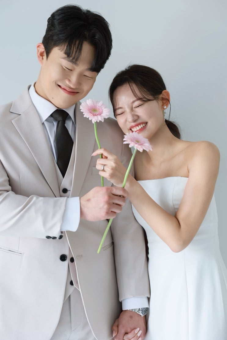 [웨딩촬영 8] 비마이스튜디오 흰벽 - 슬림드레스, 거베라 조합