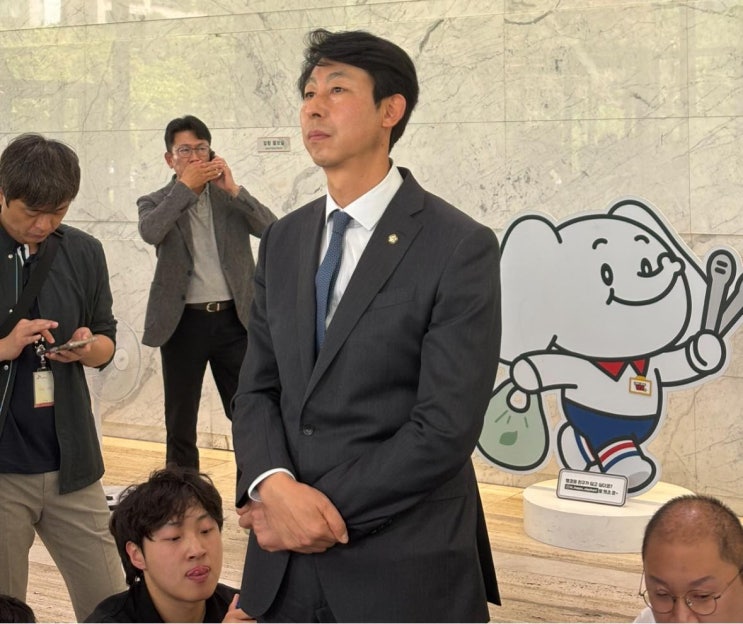 위약금 면제 약속 지켜라“…SK <b>최태원</b> 회장 <b>면담</b> 회피>