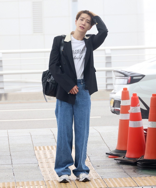  [공항패션]갓세븐 영재, 피렌체로 떠난 날의 감각적인 블랙&데님룩️