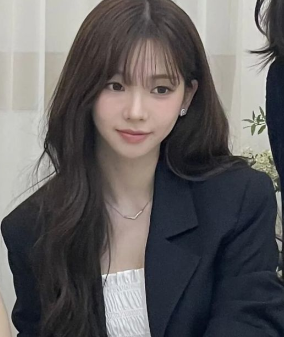  카리나 언니 결혼식 얼굴 사진 성당 병원 이름 나이 프로필 직업 간호사 하객룩 옷 프라다 가장 악세사리 쇼메 정보 총정리