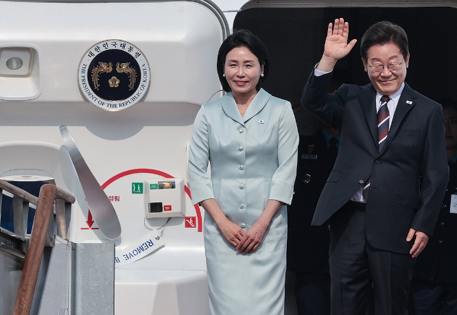 매고 G7 정상회의 첫 순방길 오른 이재명 대통령 <b>김혜경 여사</b>