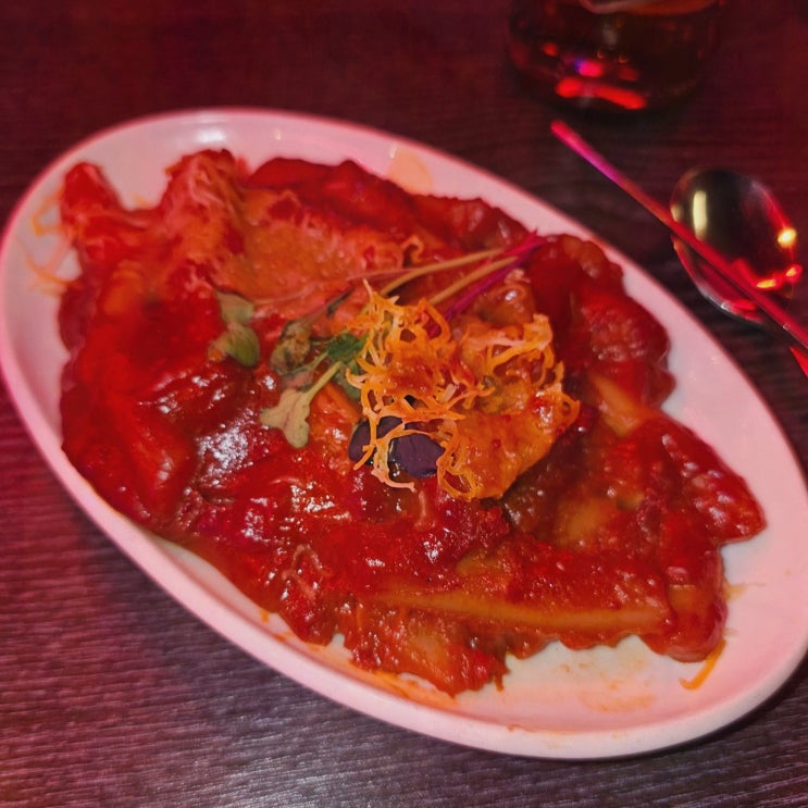  드럼통불포차, 매운 맛과 독특한 분위기를 즐길 수 있는 샤로수길포차