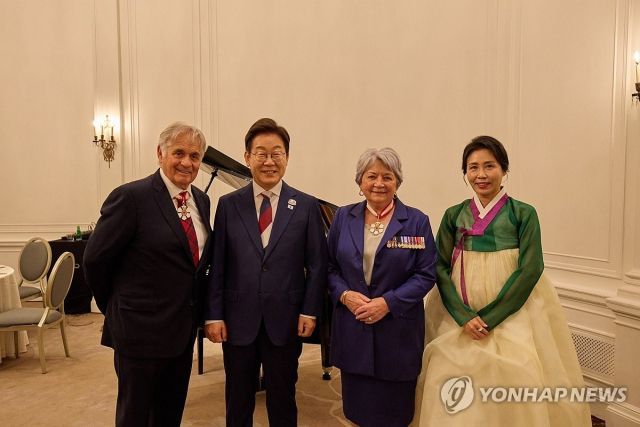  '연노랑 치마에 녹색 저고리' 김혜경 여사…"촬영 요청 많았다"