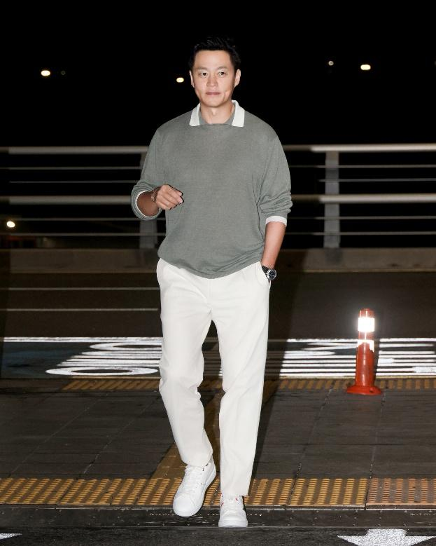  [공항패션]배우 이서진, 공항에서도 빛나는 '신사의 여유'…