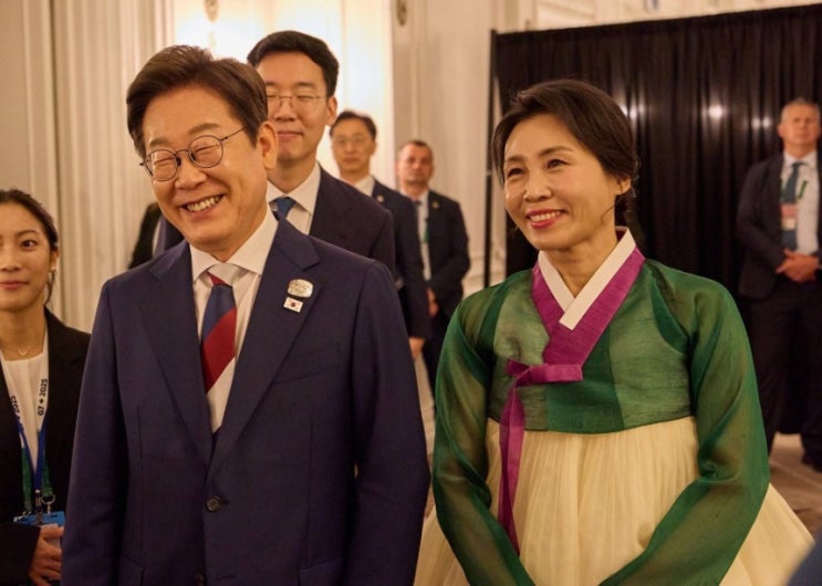 <b>김혜경 여사</b>, G7 첫 무대에서 전통 한복으로 외교 데뷔…현장... 