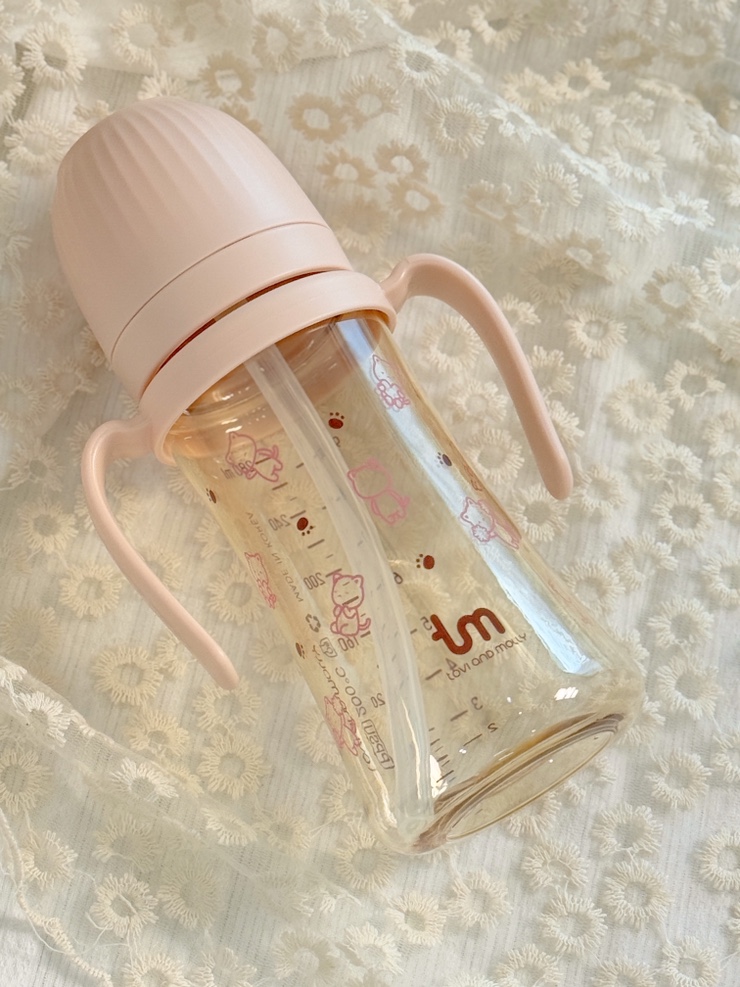  이유식 시작하는 아기들의 필수 준비물. 빨대컵 말고 빨대 젖병을 추천해요.