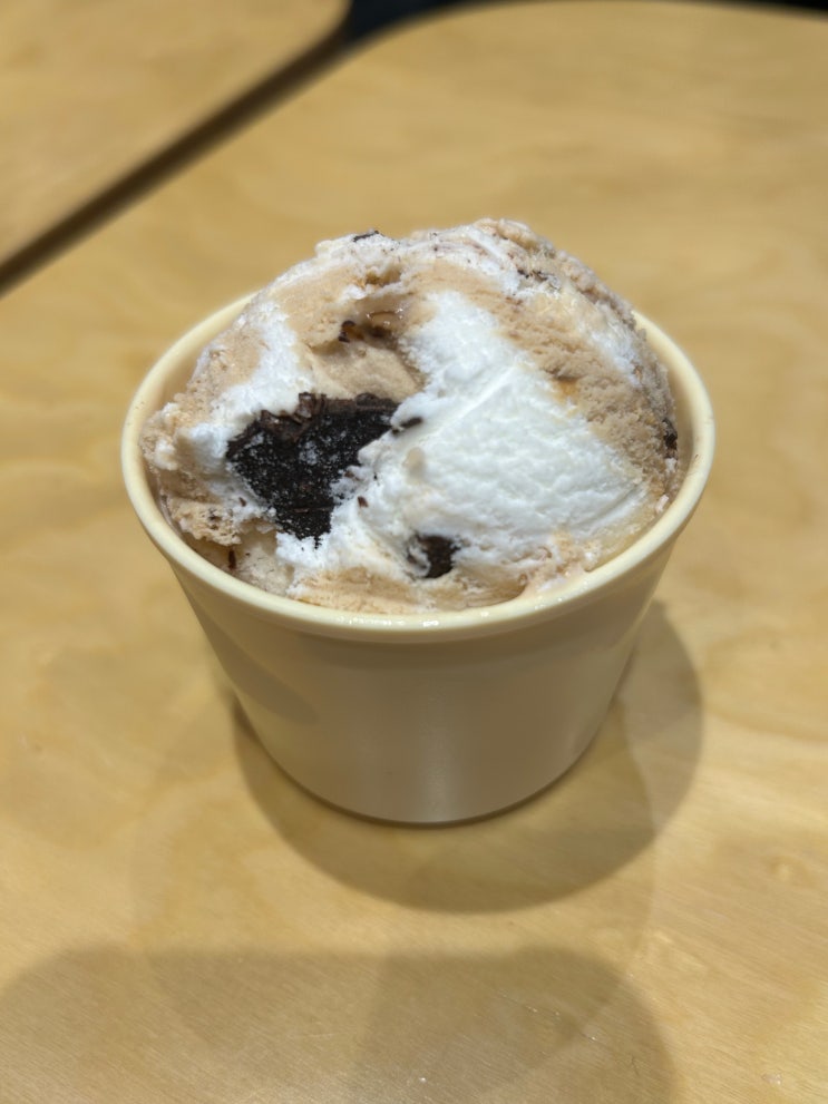  베스킨라빈스 6월의 맛 <카페오레 초코크런치> 정보 및 후기